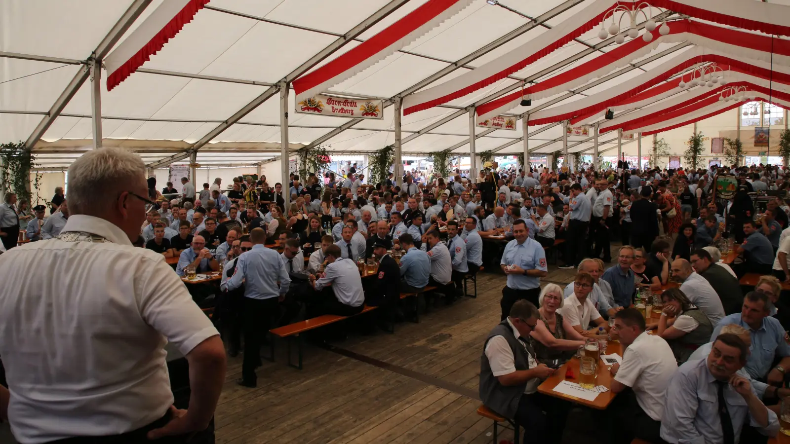 Im Festzelt der FFW Flachslanden reichten nach dem Umzug die 2000 Sitzplätze nicht aus. Die Wehr feierte ihr 150-jähriges Bestehen. (Foto: Alexander Biernoth)