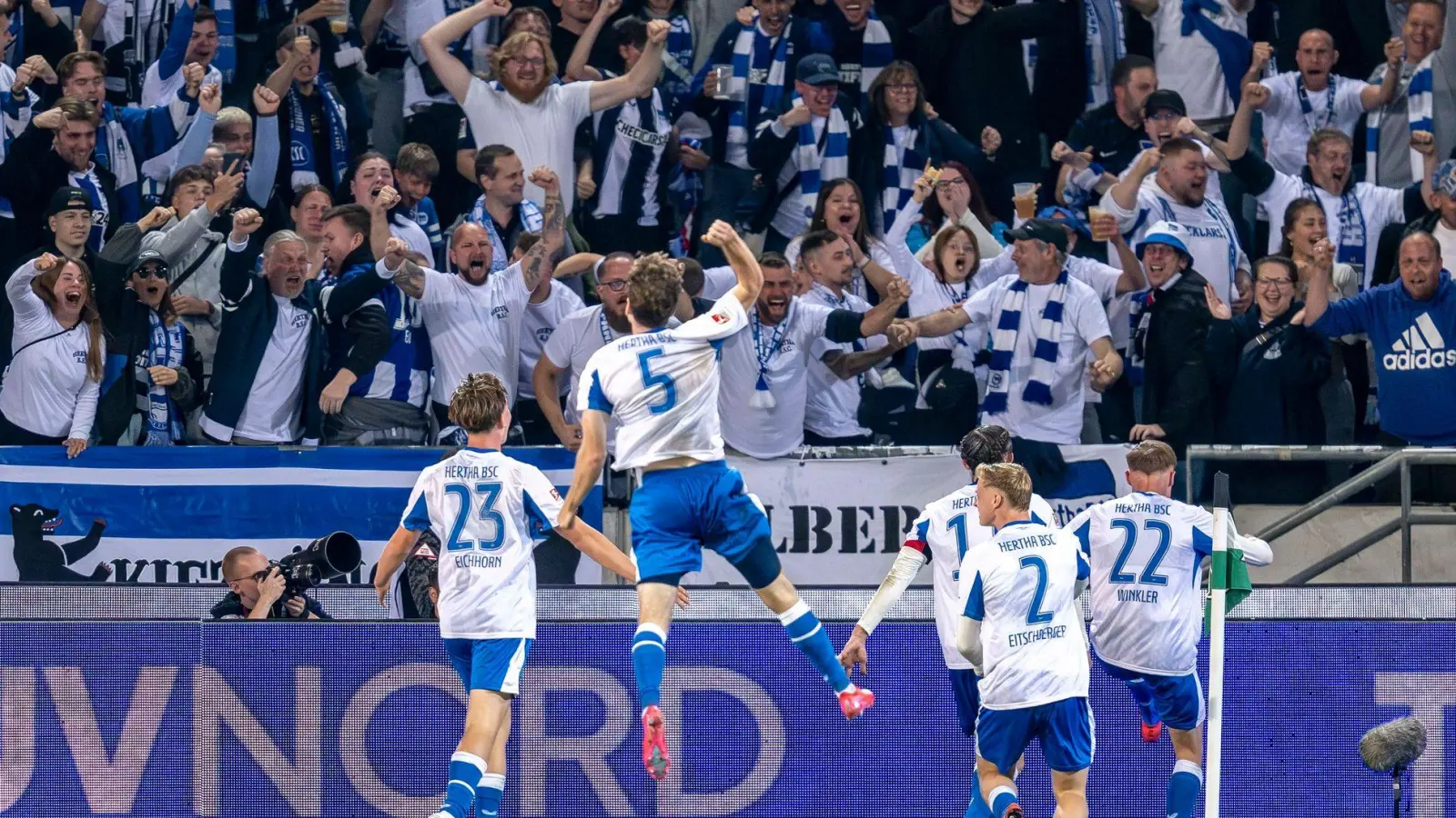 Hertha BSC feiert den ersten Saisonsieg in der 2. Liga.  (Foto: David Inderlied/dpa)