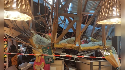 Die Dachkonstruktion ist auch auf den Kassenbereich gestürzt.  (Foto: Freiwillige Feuerwehr Lauchringen/dpa)