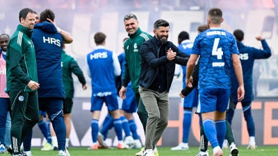 Schalker Freude: Trainer Miron Muslic (m) jubelt mit seine Spielern über den Sieg. (Foto: Uwe Anspach/dpa)