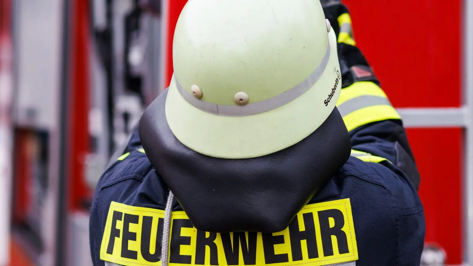 Feuerwehrleute können den 26-Jährigen nur noch tod aus dem Haus bergen. (Symbolbild) (Foto: Philipp von Ditfurth/dpa)