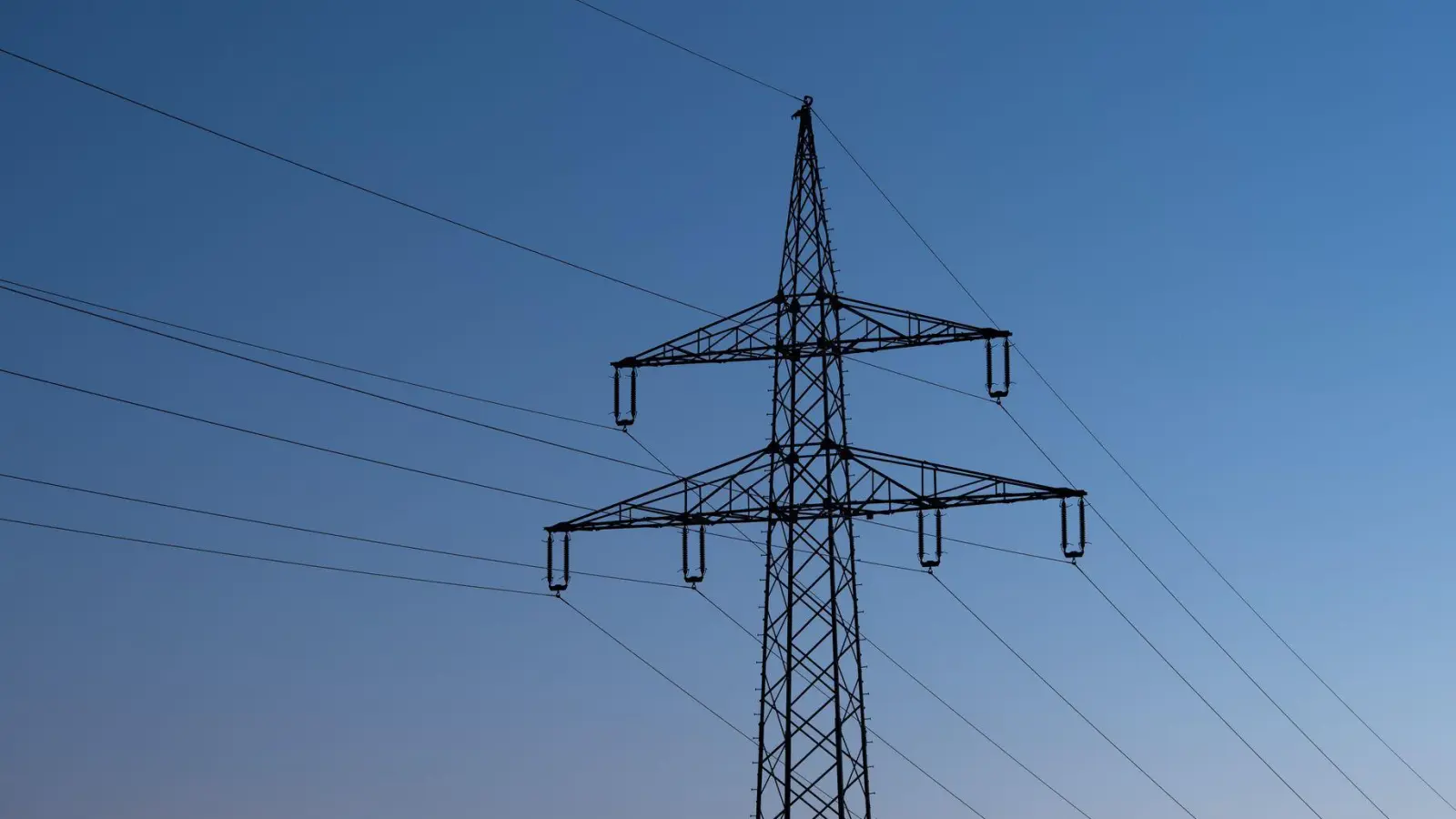 Zeitweise gab es im Landkreis Main-Spessart für viele Menschen keinen Strom. (Symbolbild) (Foto: Silas Stein/dpa)