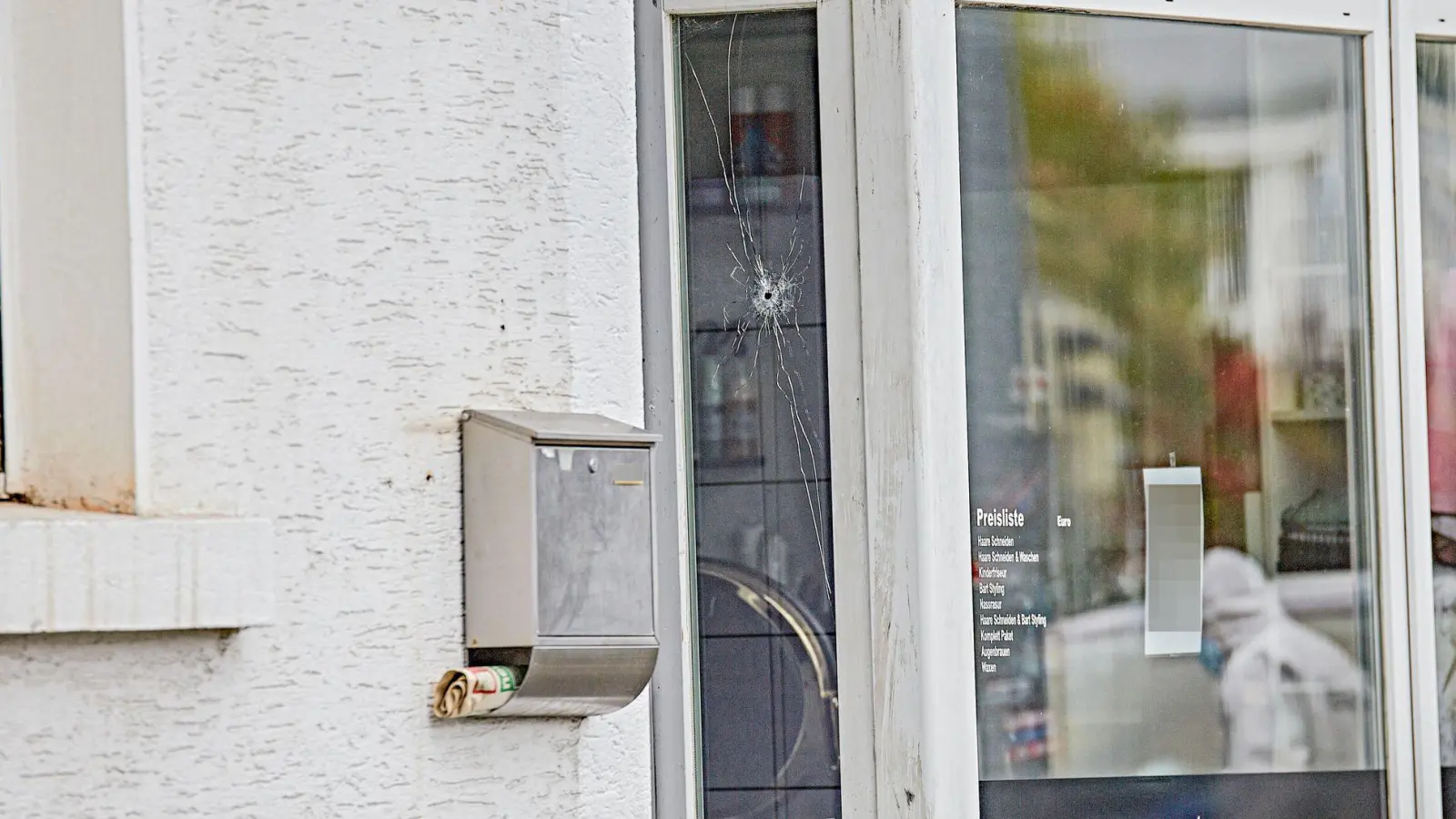 Mehrere Schüsse auf ein Gebäude beschäftigen die Polizei. (Foto: Jason Tschepljakow/dpa)