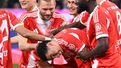 Der FC Bayern um die Torschützen Konrad Laimer und Jamal Musiala (m) bejubelt den nächsten Sieg auf dem Weg zum Titel. (Foto: Harry Langer/dpa)