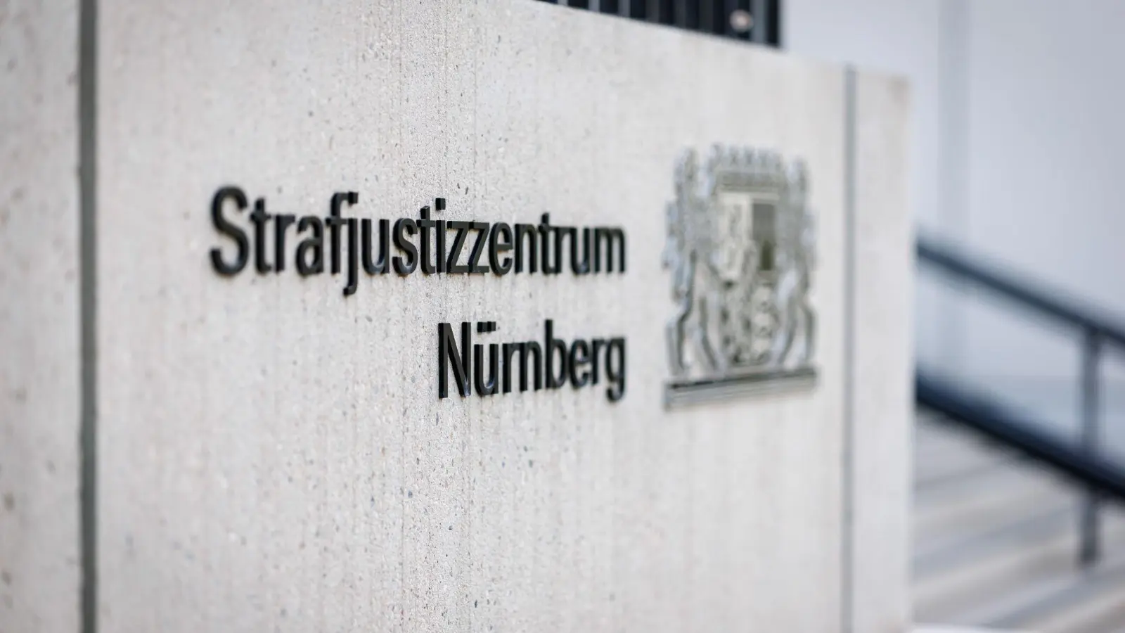 In Nürnberg endete der Prozess gegen Heranwachsende wegen des Handels mit Waffen und Drogen. (Symbolbild) (Foto: Daniel Karmann/dpa)