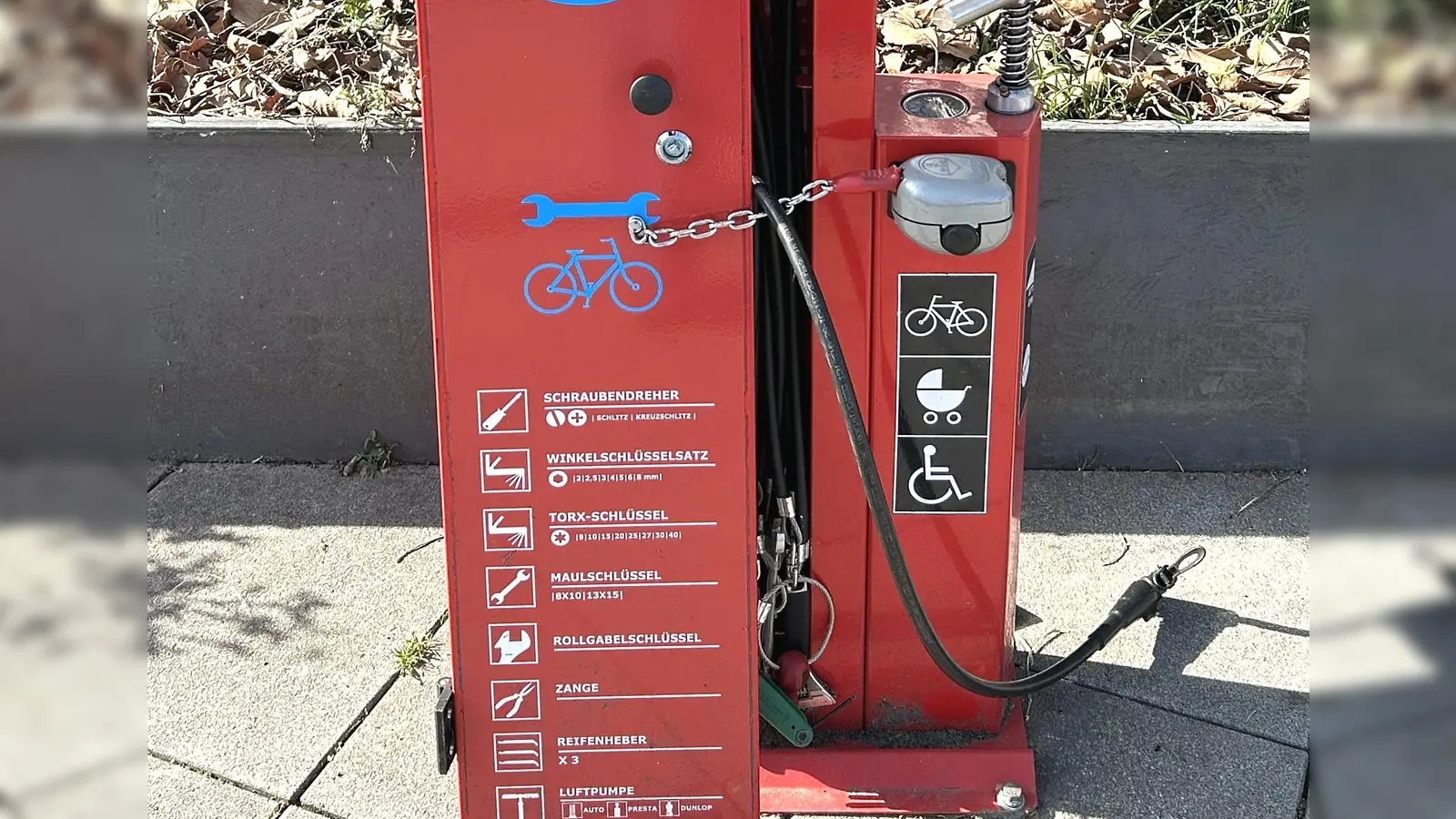 Eine Fahrradservicestation wie diese in Frankfurt könnte bald auch in Lichtenau stehen. (Foto: Ute Niephaus)