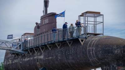 Besucher gehen über einen Steg am Marine U-Boot U17 entlang.  (Foto: Uwe Anspach/dpa)