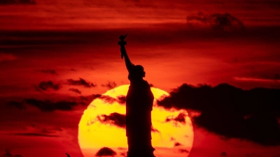Sonnenuntergang hinter der Freiheitsstatue. (Archivbild) (Foto: Julia Nikhinson/AP/dpa)