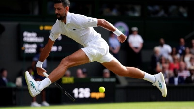 Novak Djokovic stürmt auch mit 38 noch akrobatisch ins Halbfinale. (Foto: John Walton/PA Wire/dpa)