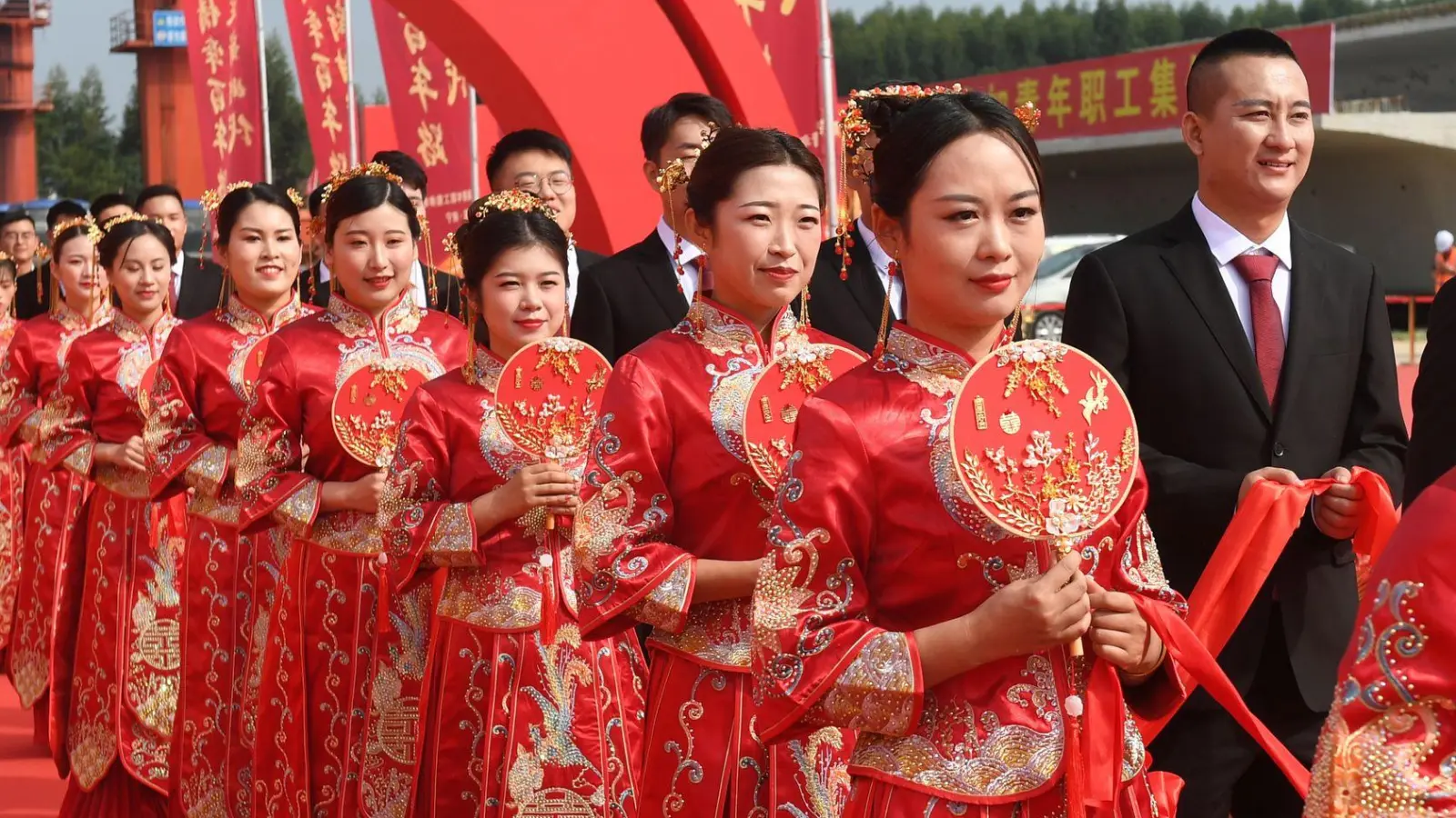 In China ist die Zahl der Eheschließungen rückläufig. Ein Unternehmen wollte seine Mitarbeiter daher zu nun ihrem Glück zwingen - doch die Behörden schritten schnell ein. (Symbolbild).  (Foto: Lu Boan/XinHua/dpa)