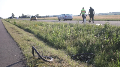 Auf der Staatsstraße AN94 kam es am Sonntag zu einem schweren Verkehrsunfall, bei dem eine 69-jährige Radfahrerin lebensgefährlich verletzt wurde. (Foto: NEWS5 / Markus Zahn)
