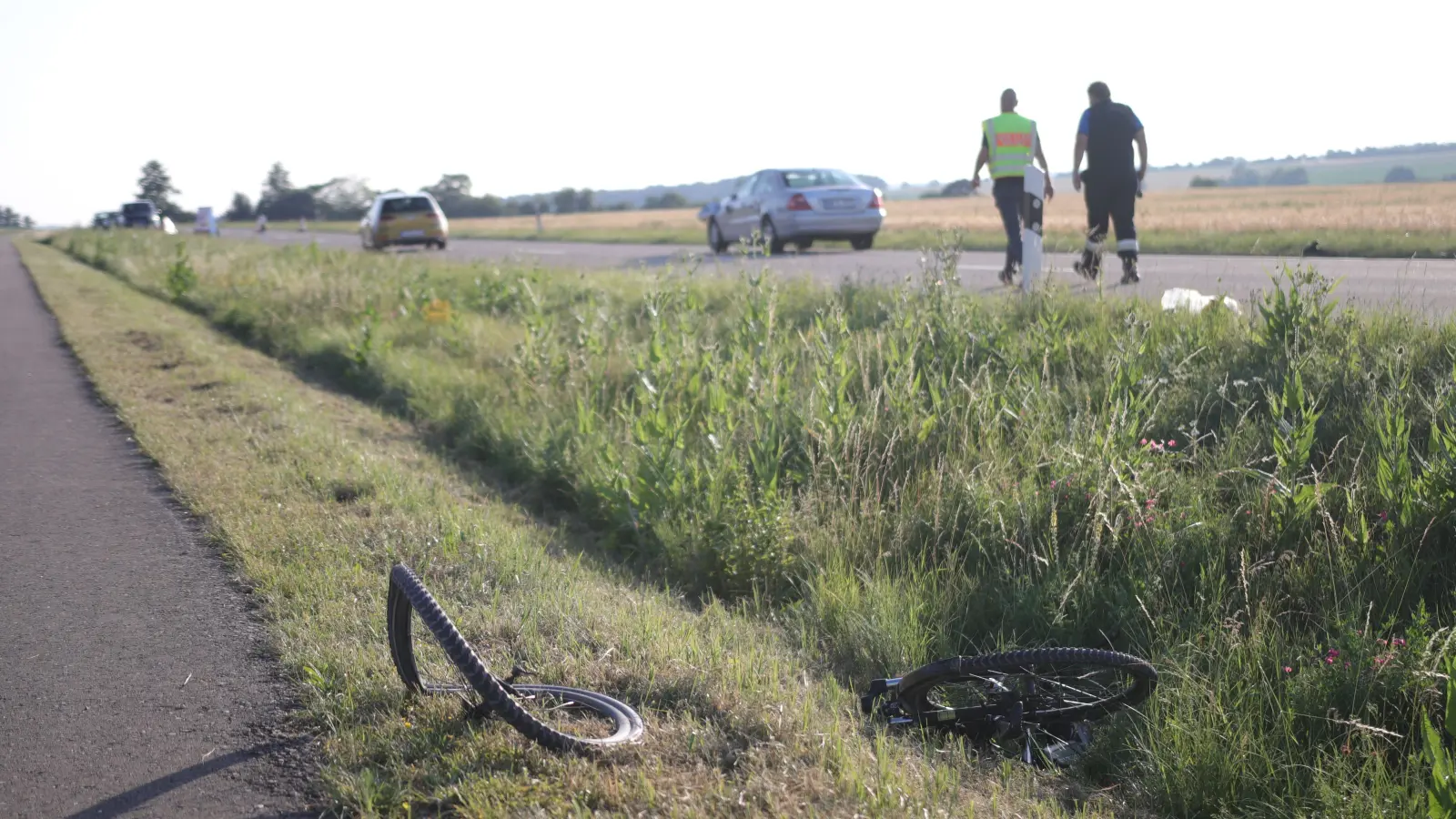 Auf der Staatsstraße AN94 kam es am Sonntag zu einem schweren Verkehrsunfall, bei dem eine 69-jährige Radfahrerin lebensgefährlich verletzt wurde. (Foto: NEWS5 / Markus Zahn)