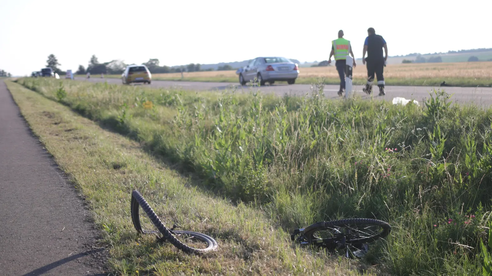 Auf der Staatsstraße AN94 kam es am Sonntag zu einem schweren Verkehrsunfall, bei dem eine 69-jährige Radfahrerin tödlich verletzt wurde. (Foto: NEWS5 / Markus Zahn)