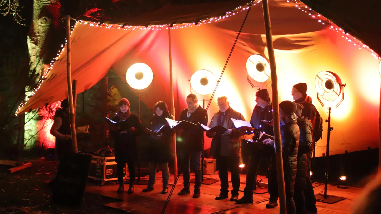 Am Auftaktaband des „Winterglühens” trat unter anderem der Chor „The Nowellists” auf. (Foto: Pauline Held)