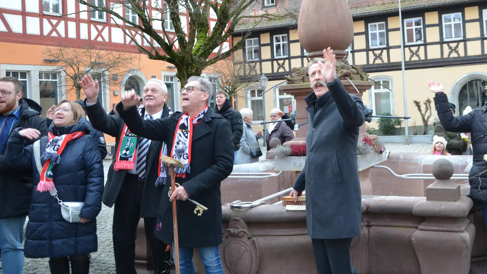 Ein letztes Mal hieß es in dieser Faschingssession „Häbberla, Häbberla, mäh” und „Geißbock, Helau”, als die Neustädter Narren ihrem Maskottchen pünktlich um 12 Uhr nochmals zuwinkten. (Foto: Christa Frühwald)