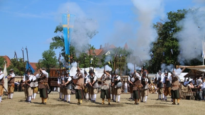 Musketiere feuern im Schwedenlager ihre Musketen ab. (Foto: Stefan Neidl)