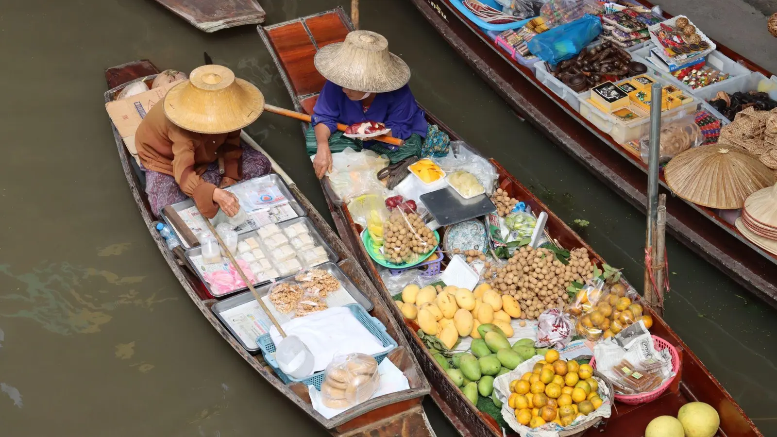 Essen auf Booten gehört in Bangkok zum Alltag: Hier fallen beim Anschauen zahllose spannende und schmackhafte Details ins Auge. (Foto: Verena Wolff/dpa-tmn)