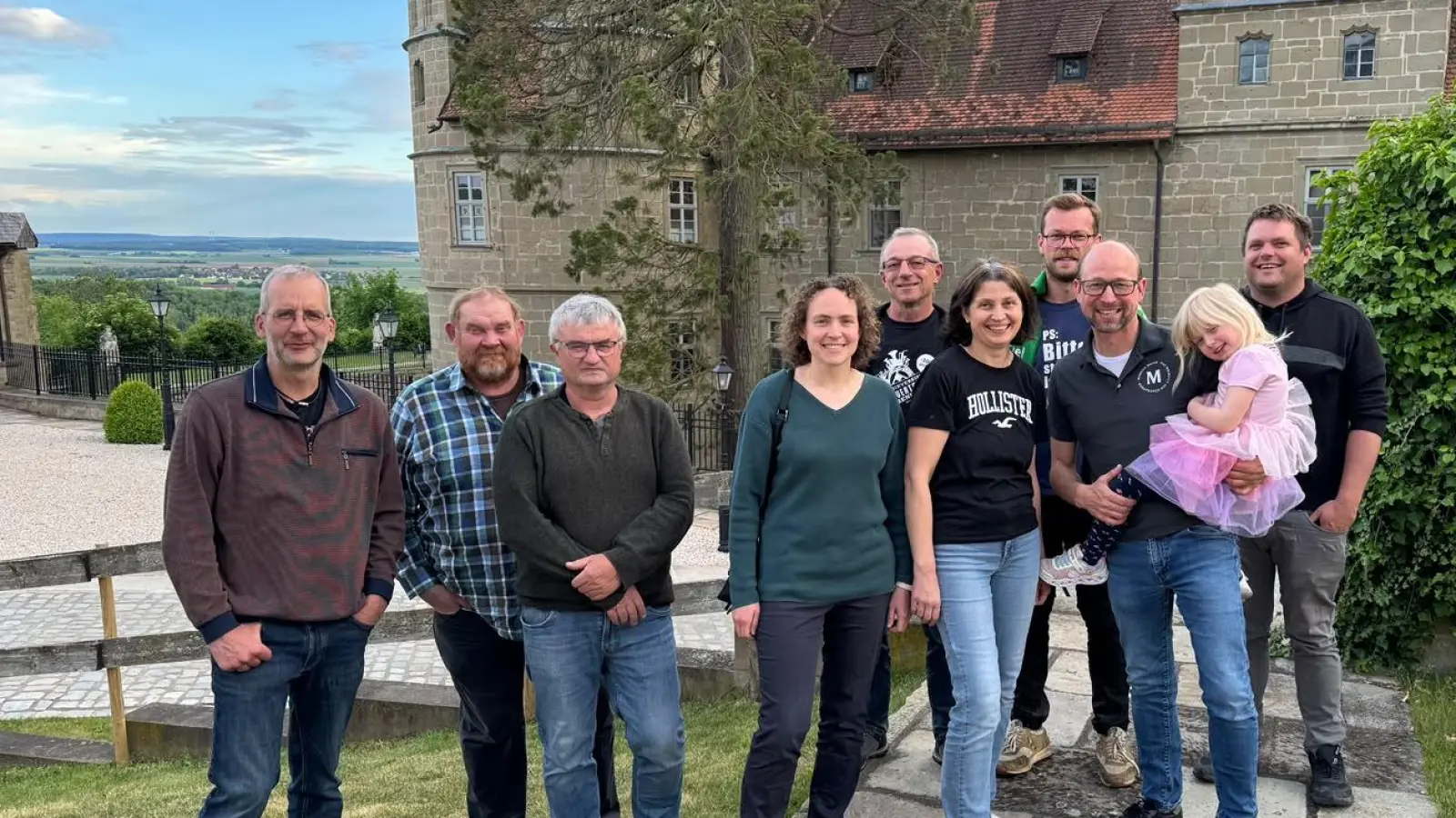 Die Winzerinnen und Winzer der „WeinWanderWelt“ vor Schloss Frankenberg. (Foto: Carmen Lechner)