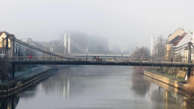 Auf der Kettenbrücke spitzt sich ein Streit zwischen zwei Männern zu. (Archivbild) (Foto: picture alliance / Nicolas Armer/dpa)