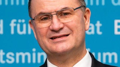 Finanz- und Heimatminister Albert Füracker (CSU) will strukturschwache Räume in den Fokus der bayerischen Heimatstrategie nehmen. (Archivbild) (Foto: Daniel Vogl/dpa)