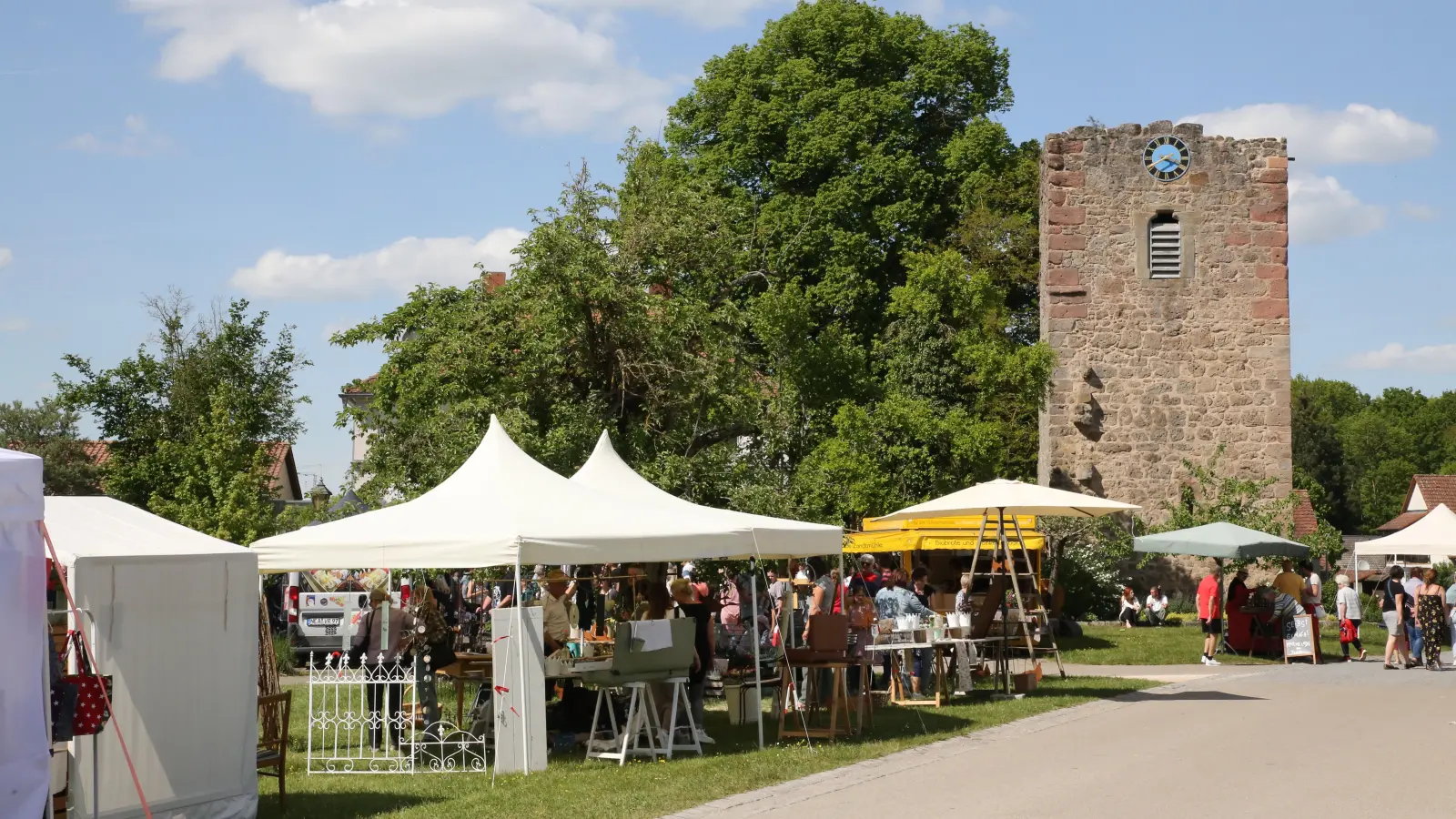 Der alte Schulgarten in Großbreitenbronn hatte sich am Wochenende in einen sehr gut besuchten Kunsthandwerkermarkt verwandelt. (Foto: Alexander Biernoth)