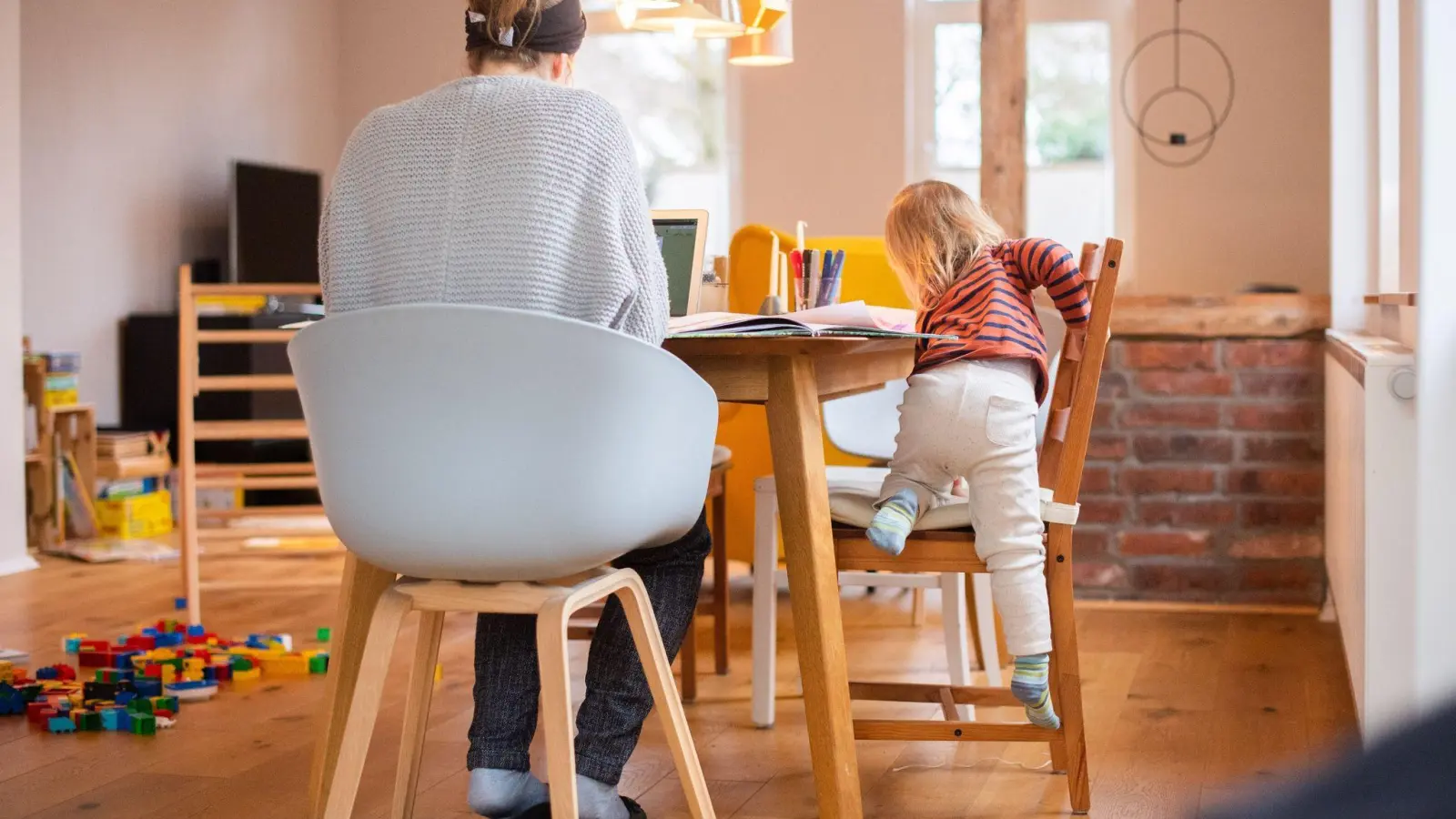 Das Arbeiten von zu Hause aus ist für viele inzwischen normal. Aber ohne eine Kinderbetreuung eine große Herausforderung. (Foto: Julian Stratenschulte/dpa/dpa-tmn/Archivbild)