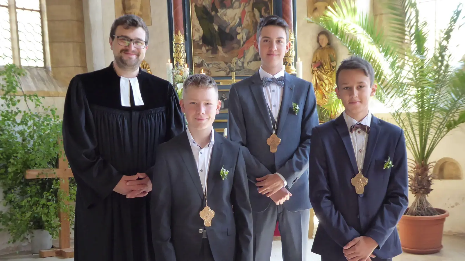 In Röckingen wurden drei Jungen konfirmiert (Foto: Walter Oberhäußer)