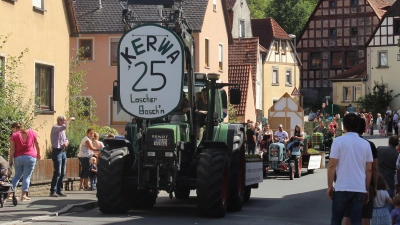 Mit viel Ironie werden lokale Ereignisse des vergangenen Jahres beim Kerwaumzug aufs Korn genommen.  (Foto: Hans-Jochen Teufel)