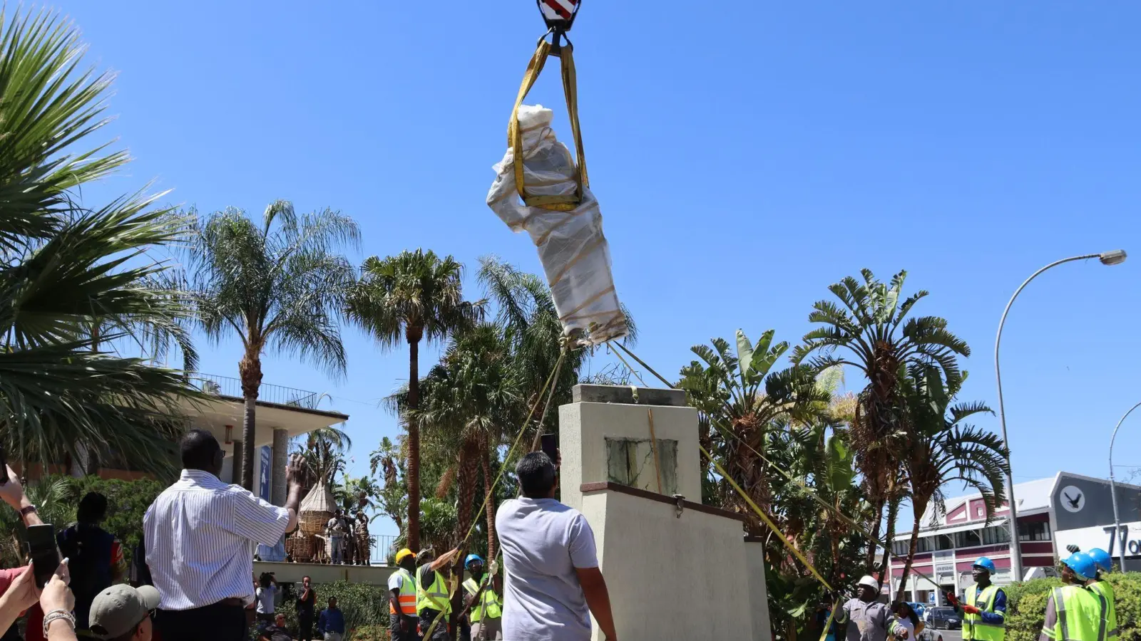 Die Statue des deutschen Kolonialherrn Curt von François ist von ihrem Platz vor der Stadt Windhuk in Namibia entfernt worden. (Foto: Lisa Ossenbrink/dpa)