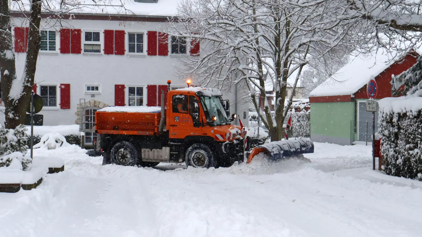 Mit dem Unimog geht's in Neuendettelsau durch den Schnee. (Foto: Antonia Müller)