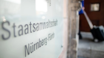 Die Staatsanwaltschaft wirft fünf Beschuldigten Volksverhetzung und einem das Zeigen eines Hitlergrußes vor. (Archivbild) (Foto: Daniel Karmann/dpa)