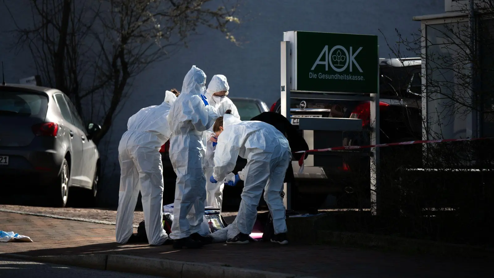 Polizeibeamte arbeiten an der Stelle, an der ein Passant kurz zuvor den toten entdeckt hatte. (Archivfoto)  (Foto: Lukas Barth/dpa)