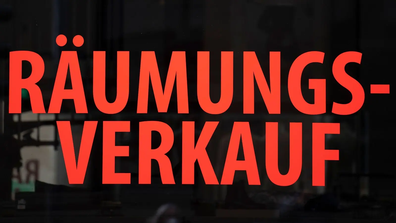 Mail-Betrug: Werden Restposten aus einer Insolvenzmasse zu ungeheuer günstigen Preisen angeboten, sollten Verbraucher misstrauisch sein. (Foto: Boris Roessler/dpa/dpa-tmn)