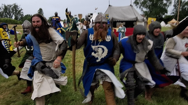 Die Ritterspiele Lichtenau starteten am Donnerstag: Bis Sonntag verwandelt sich die Burg in eine historische Bühne für 400 Darstellende. (Foto: Calotta Halbrock)