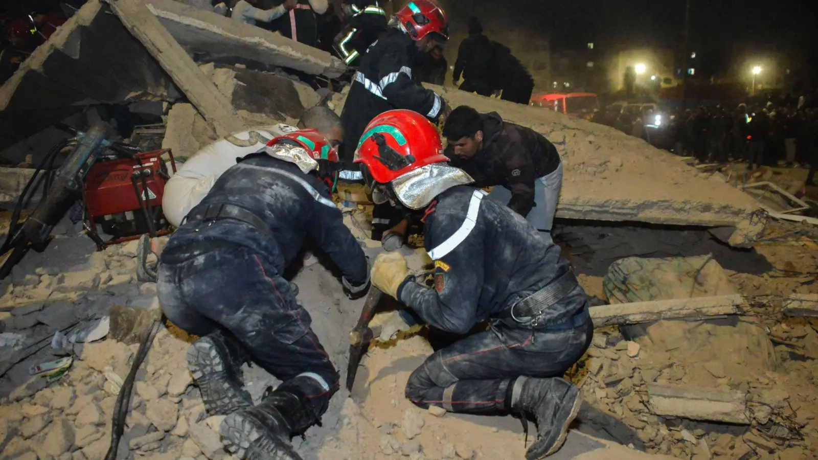 In dem eingestürzten Haus wohnten nach staatlichen Angaben acht Familien.  (Foto: Ahmed Alaoui Mrani/AP/dpa)