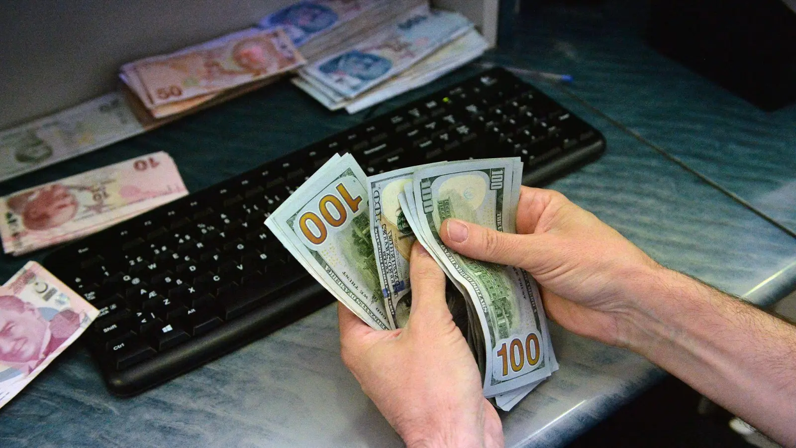 Ein Kassierer zählt Geldscheine in einer Wechselstube in Ankara: Die türkische Notenbank hat ihren Leitzins um 5,0 Prozentpunkte auf 40,0 Prozent angehoben. (Foto: Mustafa Kaya/XinHua/dpa)