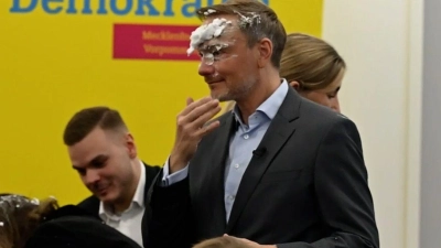 Der FDP-Vorsitzende Christian Lindner wurde mit Schaum beworfen.  (Foto: Stefan Sauer/dpa)