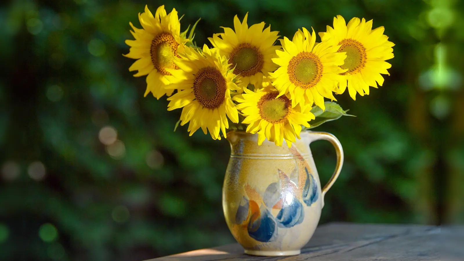 Werden die Stiele der Sonnenblumen nach dem Schnitt kurz in heißes Wasser getaucht, schließen sich die Schnittstellen schneller – und die Blumen halten länger. (Foto: Patrick Pleul/dpa/dpa-tmn)