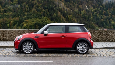 Schöne Aussichten? Der Mini von BMW gilt von Anfang an als Lifestyle-Flitzer - was taugt der Schönling, wenn er älter wird? (Foto: Bernhard Filser/BMW Group/dpa-tmn)