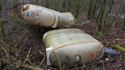 Statt sie ordnungsgemäß zu entsorgen, haben Unbekannte drei Heizöltanks einfach in einem Waldstück abgeladen. (Foto: Polizei Bad Windsheim)