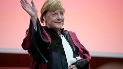 Ex-Bundeskanzlerin Angela Merkel hat erst kürzlich in Paris die Ehrendoktorwürde erhalten. Jetzt feierte sie das 50-jährige Jubiläum ihres Abiturs. (Foto: Lewis Joly/AP/dpa)
