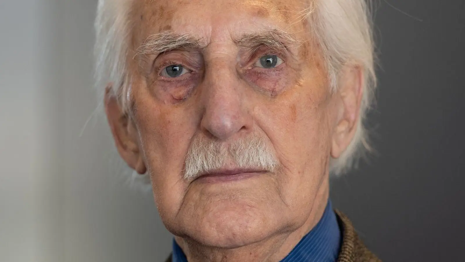 Der Holocaust-Überlebende Leon Weintraub äußert sich auch im hohen Alter zu politischen Ereignissen. (Archivbild) (Foto: Swen Pförtner/dpa)