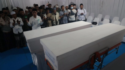 Mehr als 60 Menschen sind bei dem Einsturz ums Leben gekommen. (Foto: Trisnadi/AP/dpa)