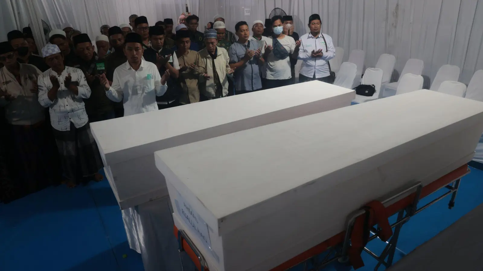 Mehr als 60 Menschen sind bei dem Einsturz ums Leben gekommen. (Foto: Trisnadi/AP/dpa)