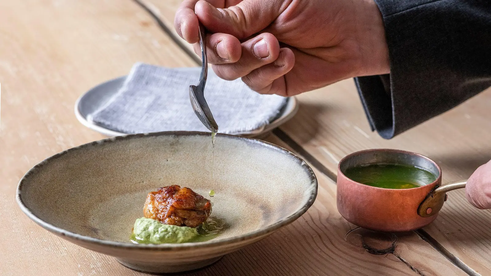 Eine der Kreationen im Drei-Sterne-Restaurant St. Hubertus in St. Kassian: Kalbsbries und Lärchenzapfen. (Foto: Marco Sartor/Rosa Alpina – St. Hubertus/dpa-tmn)