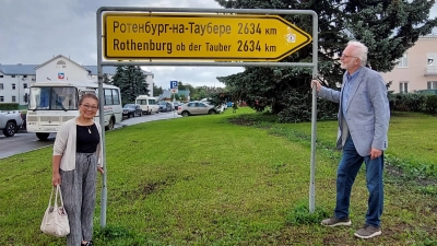 Humiko und Harald Wohlfahrt am Rothenburg-Wegweiser im Zentrum von Susdal in 2024 (Foto: privat)