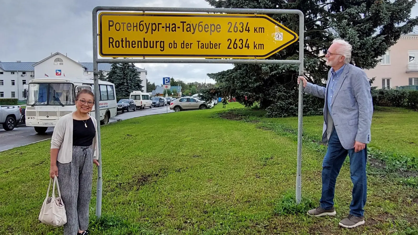 Humiko und Harald Wohlfahrt am Rothenburg-Wegweiser im Zentrum von Susdal in 2024 (Foto: privat)