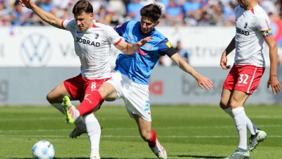 Freiburgs Maximilian Eggestein (l) und Kiels Armin Gigovic kämpfen um den Ball. (Foto: Claus Bergmann/dpa)