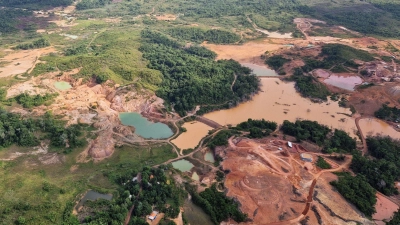 Für den Abbau von Gold – sowohl legal als auch illegal – wurden riesige Flächen im Amazonas-Regenwald abgeholzt.  (Foto: Larissa Schwedes/dpa)