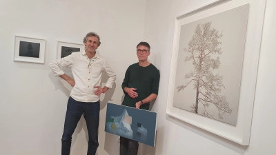 Die Künstler Michael Schnabel (links) und Gerhard Rießbeck gestalten gemeinsam eine Ausstellung in den Central-Lichtspielen. Dabei stehen Berge und Bäume im Mittelpunkt. (Foto: Anna Franck)